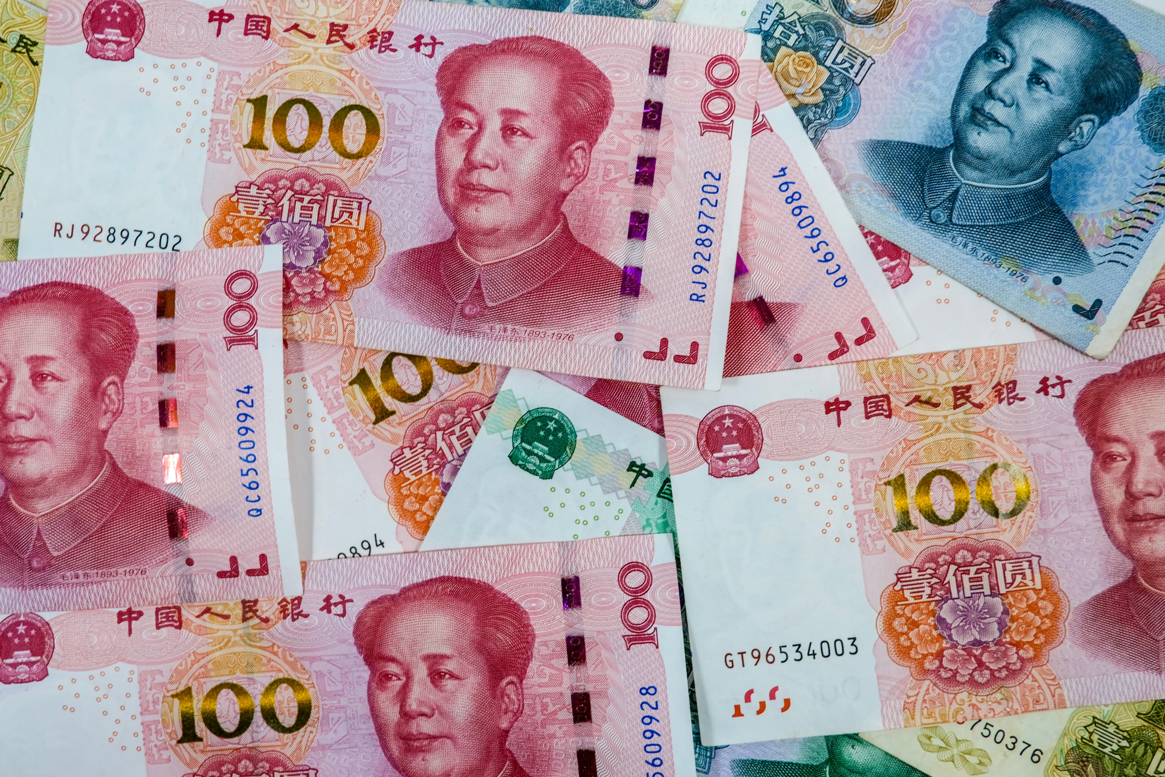 Representação da emissão de panda bonds pelo Brasil — dívida soberana em yuan — e os riscos de dependência financeira da China
