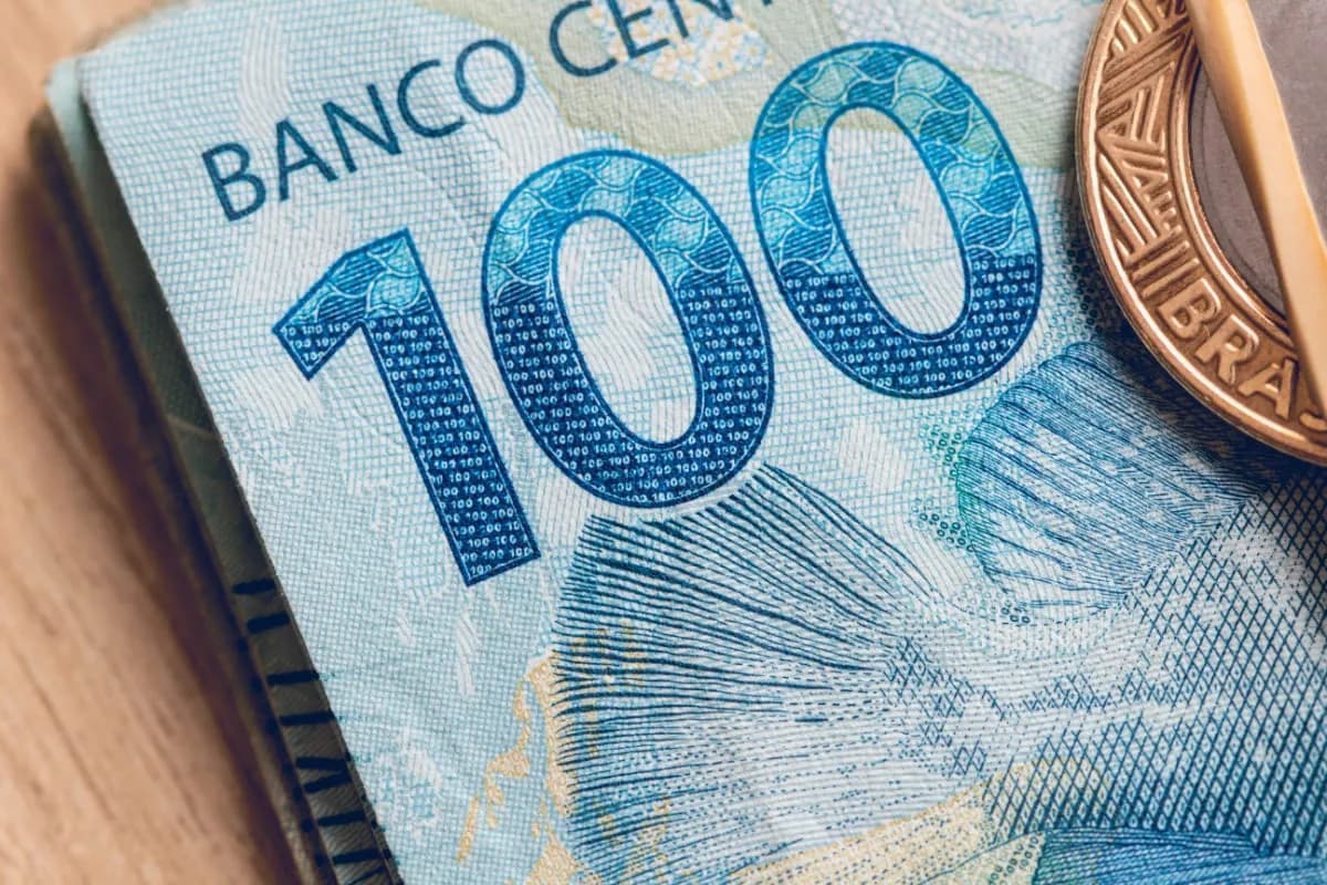 Representação do funcionamento de um FIDC — fundo que compra direitos creditórios de empresas e distribui rentabilidade aos investidores via cotas sênior e subordinadas