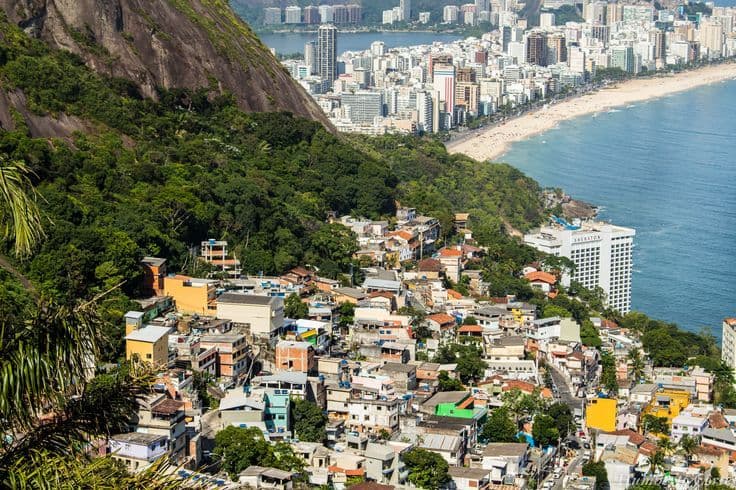 Cena de São Paulo representando o atraso de parte do país em relação a seus pares, que contribui para manter o Brasil junto aos últimos do ranking Mundial de Competitividade IMD 2026: 65ª posição entre 70 economias avaliadas