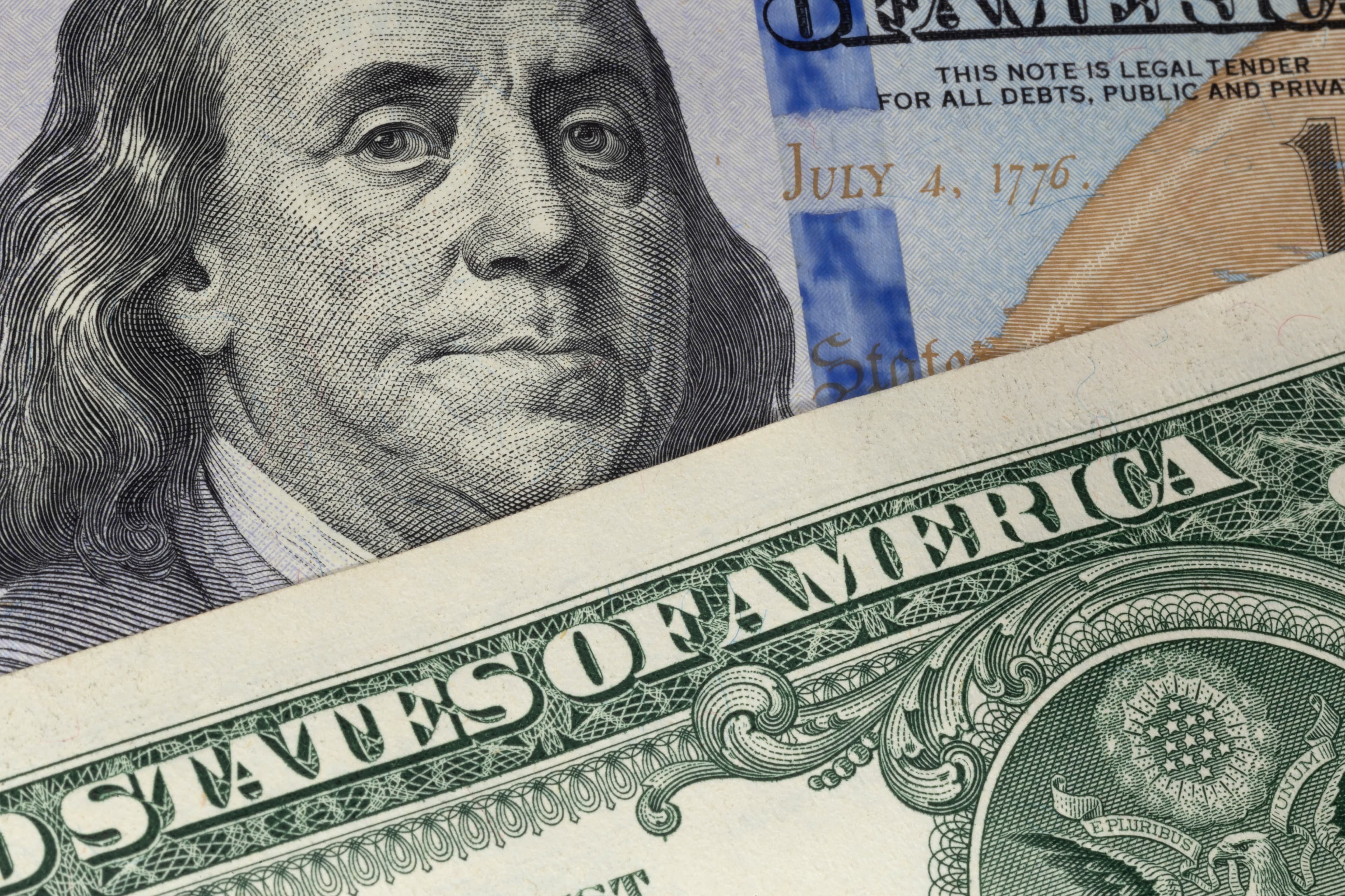 Gráfico representando a queda do dólar e a estratégia de preço médio Dollar Cost Average para investir no exterior