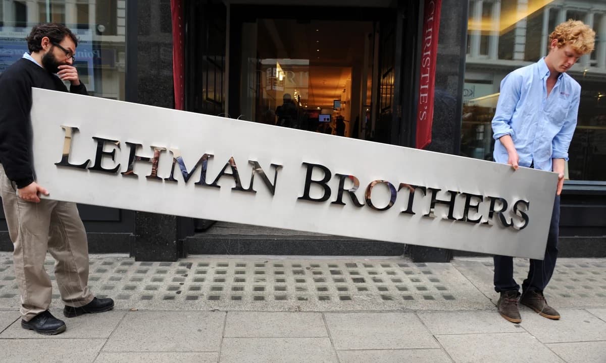 Representação da crise financeira de 2008, com a quebra do Lehman Brothers e o colapso do mercado subprime, e a recuperação posterior do mercado americano