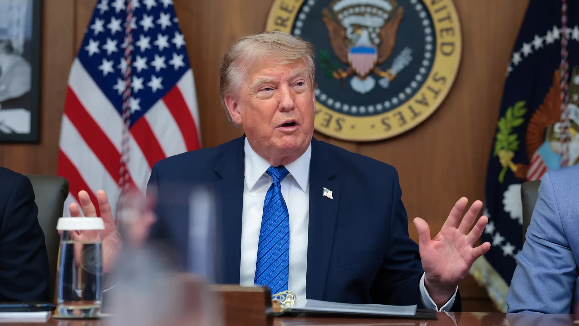 Representação da política comercial de Trump em 2025 e seus impactos nas relações econômicas globais e nos investimentos internacionais