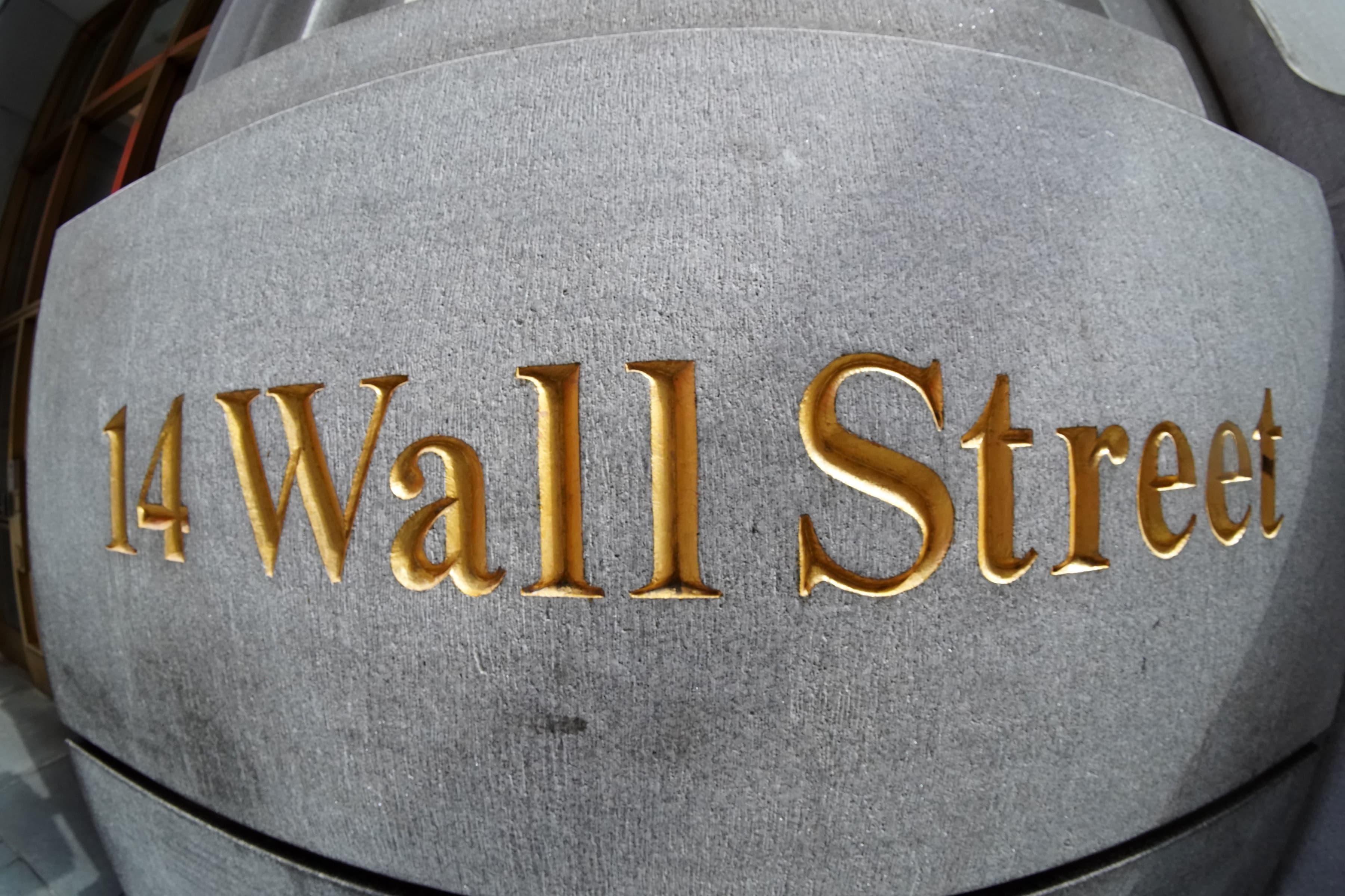 Representação do sistema bancário americano e da Money Market Account como ferramenta de rendimento em dólar com liquidez e proteção do FDIC