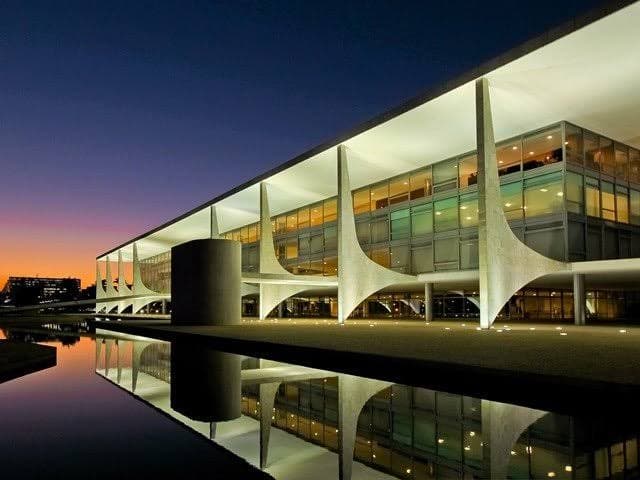 Representação do rebaixamento do Brasil pelo JPMorgan em agosto de 2026 e das notas soberanas pelas agências S&P, Fitch e Moody's — e as implicações para o investidor brasileiro