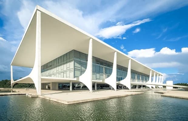 Representação do rebaixamento do Brasil pelo JPMorgan em agosto de 2026 e das notas soberanas pelas agências S&P, Fitch e Moody's — e as implicações para o investidor brasileiro