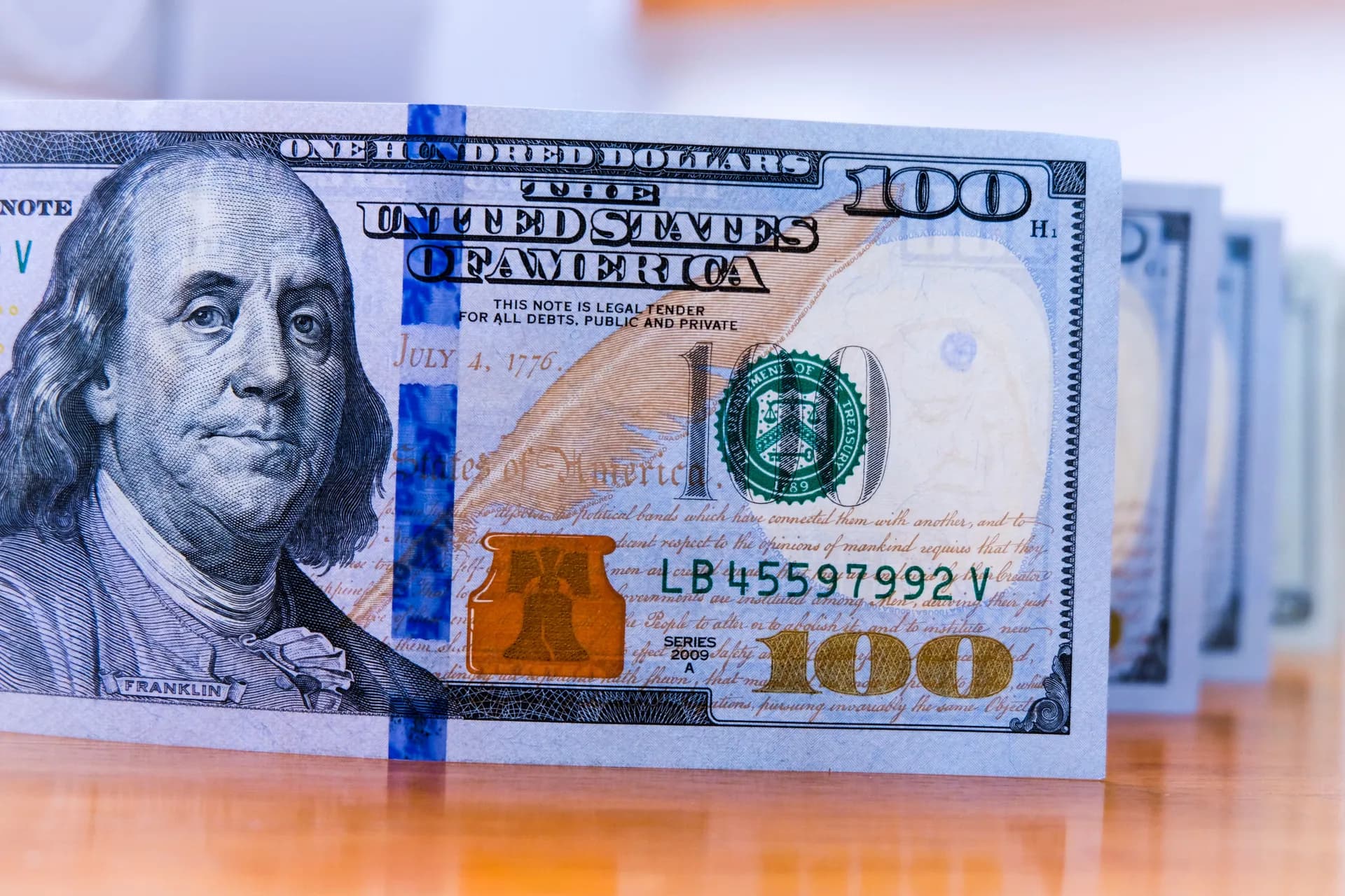 Gráfico representando a queda do dólar e a estratégia de preço médio Dollar Cost Average para investir no exterior